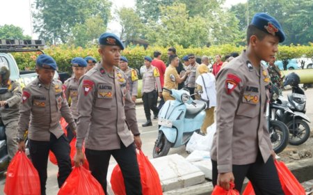Brimob Metro Jaya Kerahkan Randurlap, Salurkan Makanan untuk Korban Kebakaran Pasar Jiung