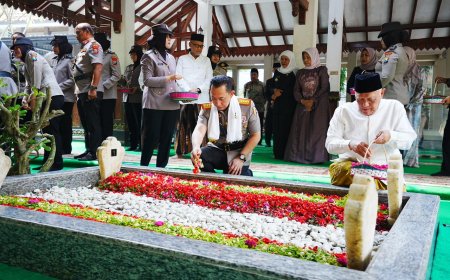 Jelang Hari Bhayangkara, Kapolri Ziarah ke Makam Gus Dur 